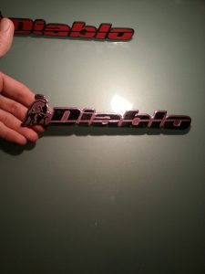 scritta Diablo viola (2)